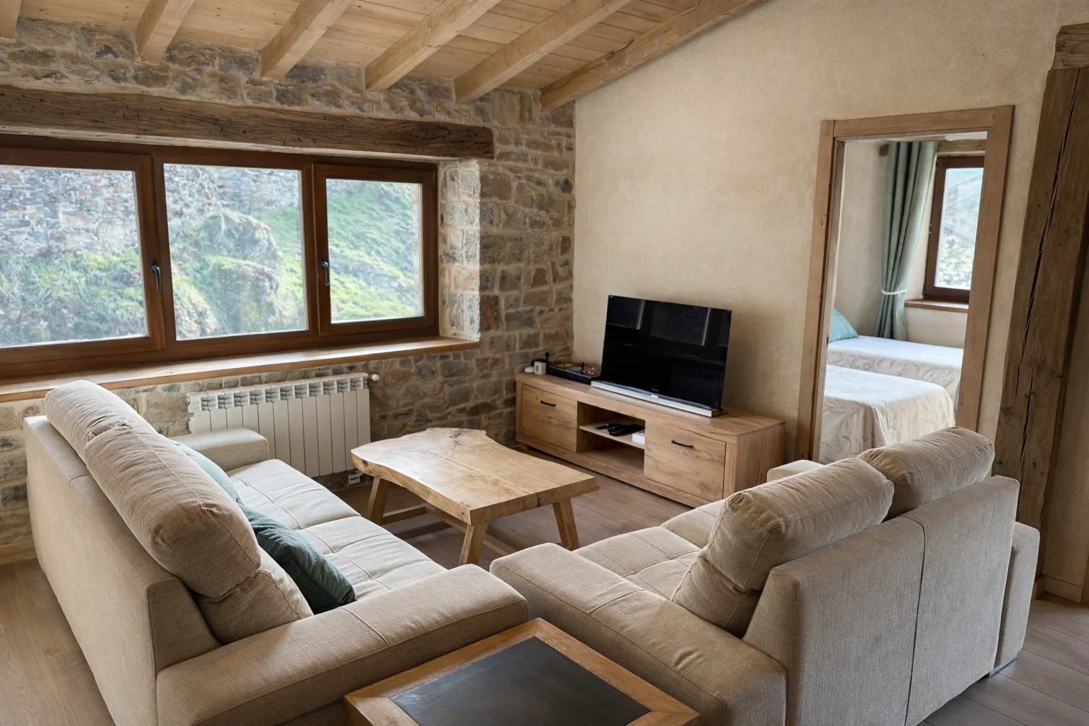 Zona de estar con Smart TV y sofás cómodos en planta alta